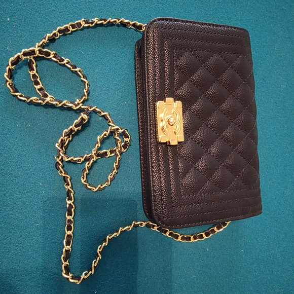 Chic Black Quilted Crossbody Bag with Chain Strap - Picture 2 of 4